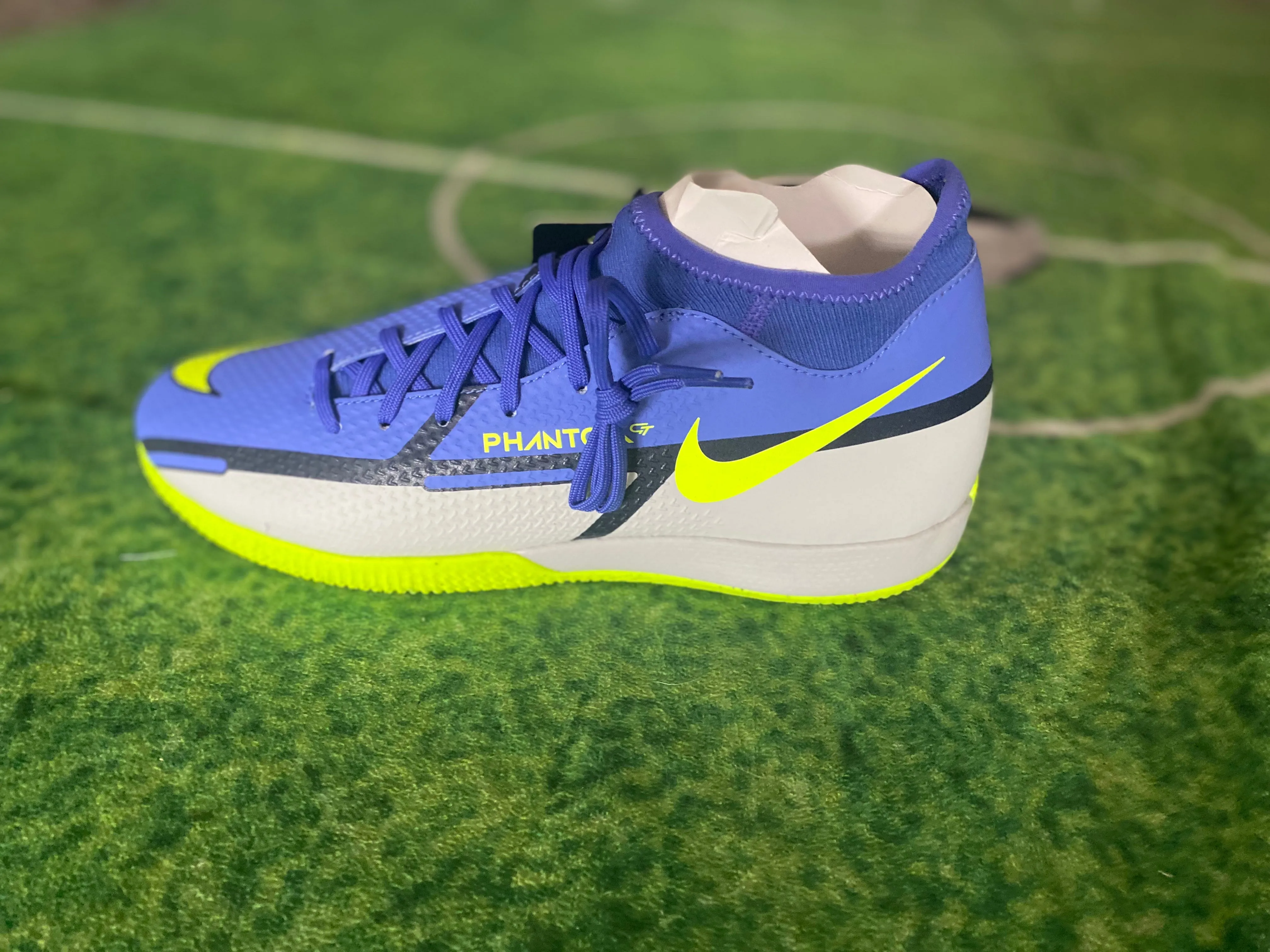 Nike Phantom GT2 Academy Indoor soccer cleats